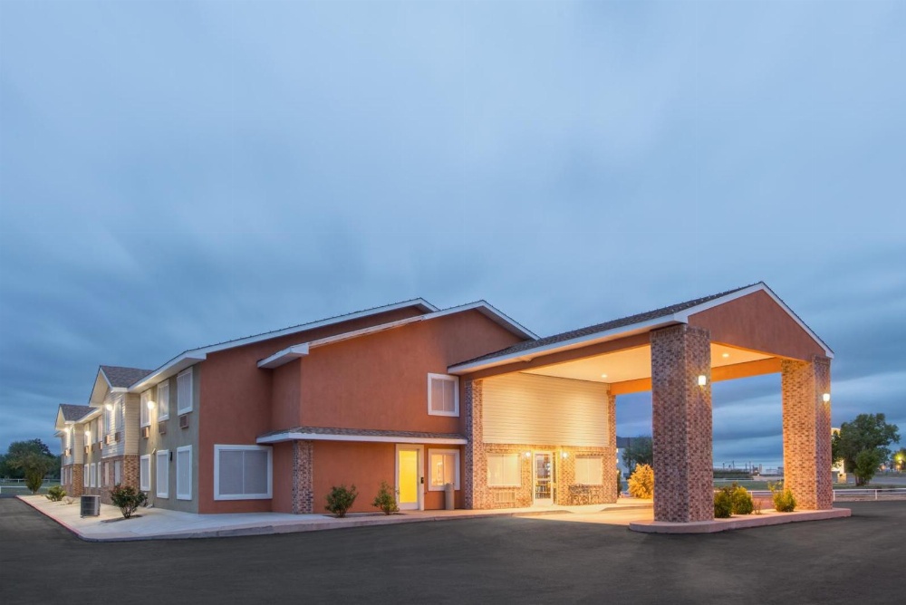 Super 8 by Wyndham Portales Main image