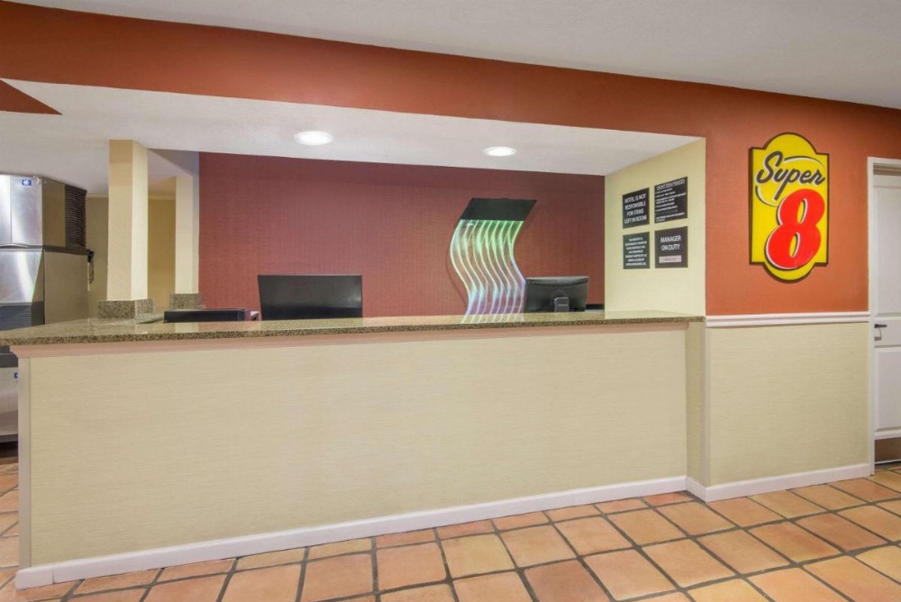 Super 8 by Wyndham Portales Image 26