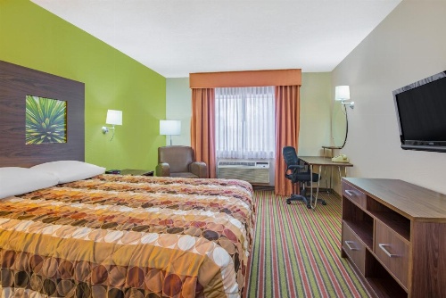 Super 8 by Wyndham Portales image 9
